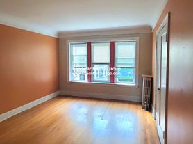 1920 W Morse Ave, Chicago, IL