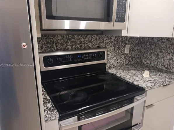 637 SW 3rd St APT 305, Miami, FL 33130