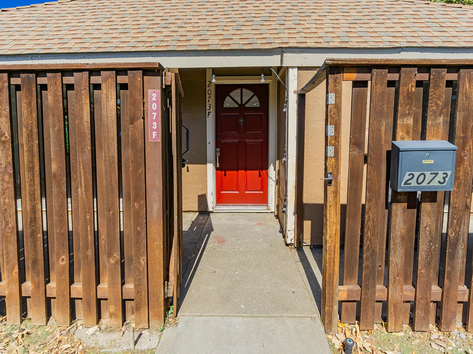 2 bed, 884 sqft, $2,300 — Photo 4