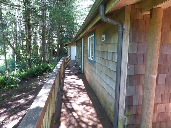 4th image of 111 N Spruceway Dr