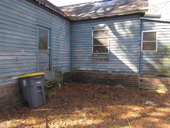 3rd image of 2641 Broadway Ave