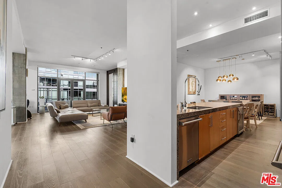 2 bed, 2.5 bath, 2660 sqft, $10,000 — Photo 3