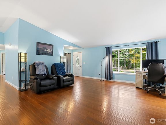4th image of 463 Meadowood Drive W