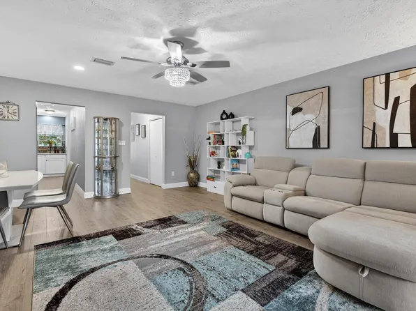 35 10th St #D, Shalimar, FL 32579