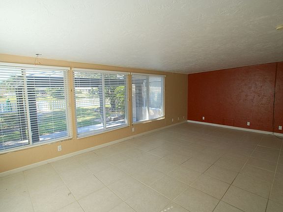 4th image of 4814 Lake Charles Dr N