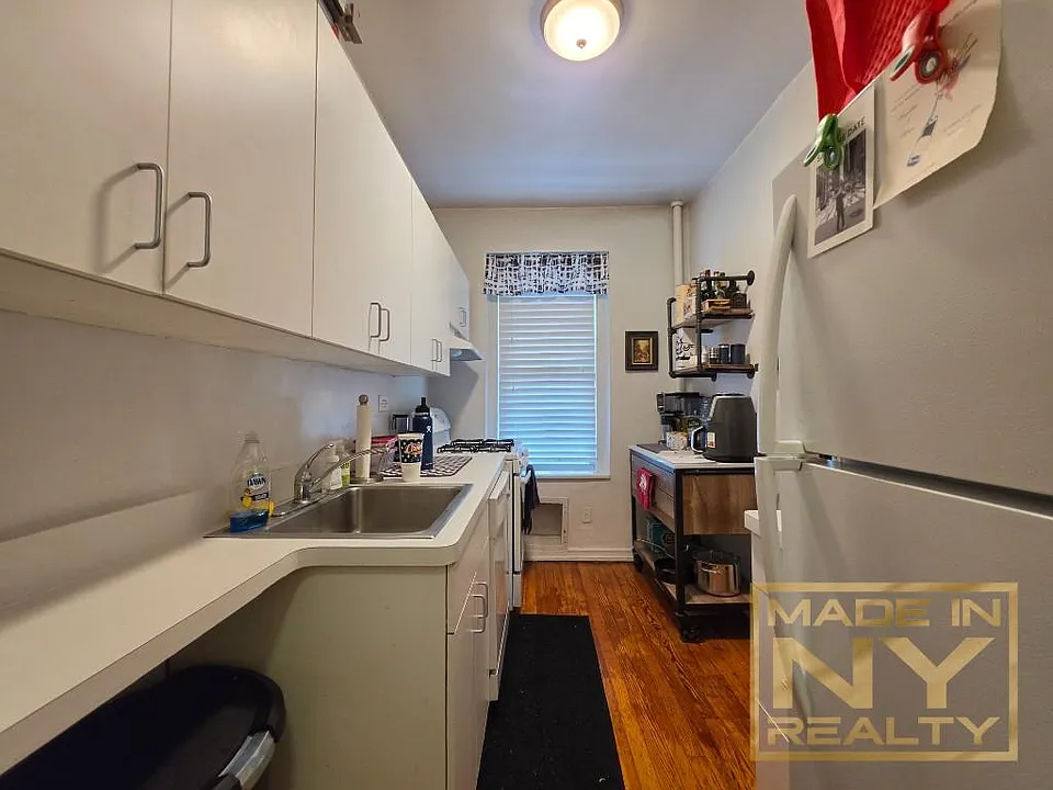 421 W 24th St #3D