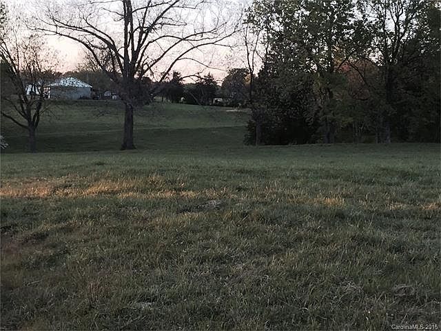 2nd image of 882 Hilltop Rd