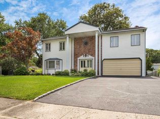 2 Ponderosa Ln, Nesconset, NY 11767