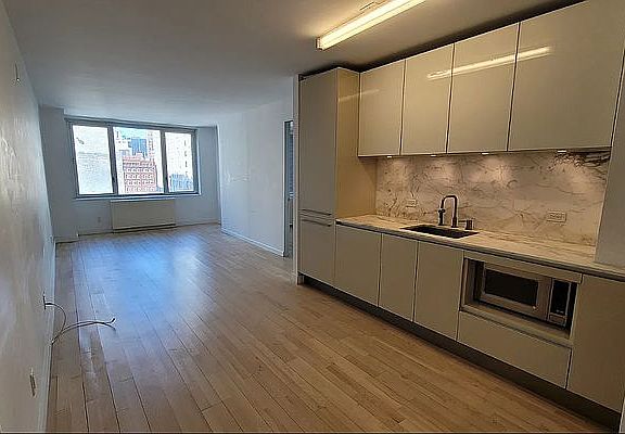 5th image of 322 W 57th St APT 16U
