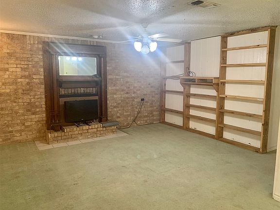 5th image of 701 W 10th St