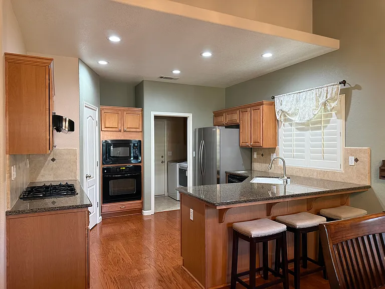 3156 N Arroyo Ave — Photo 2