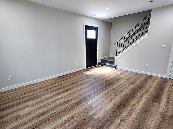 3rd image of 912 Oakcrest Dr APT B