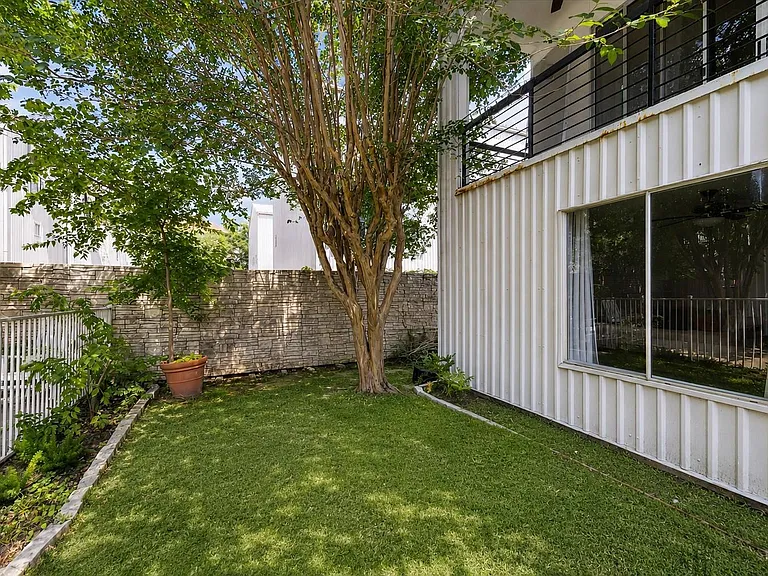 616 Lester St — Photo 3