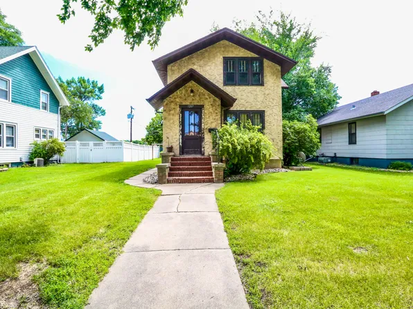 1207 S 1st St, Aberdeen, SD 57401