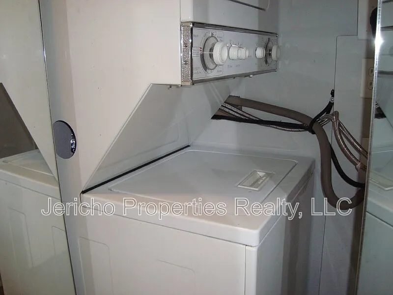 2 bed, 2.0 bath, 873 sqft, $1,695 — Photo 2