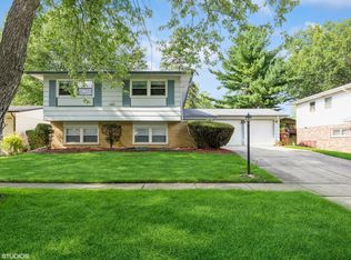 805 Palm Dr, Glenwood, IL 60425