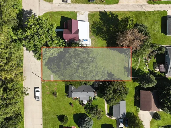 Grove St, Decorah, IA 52101