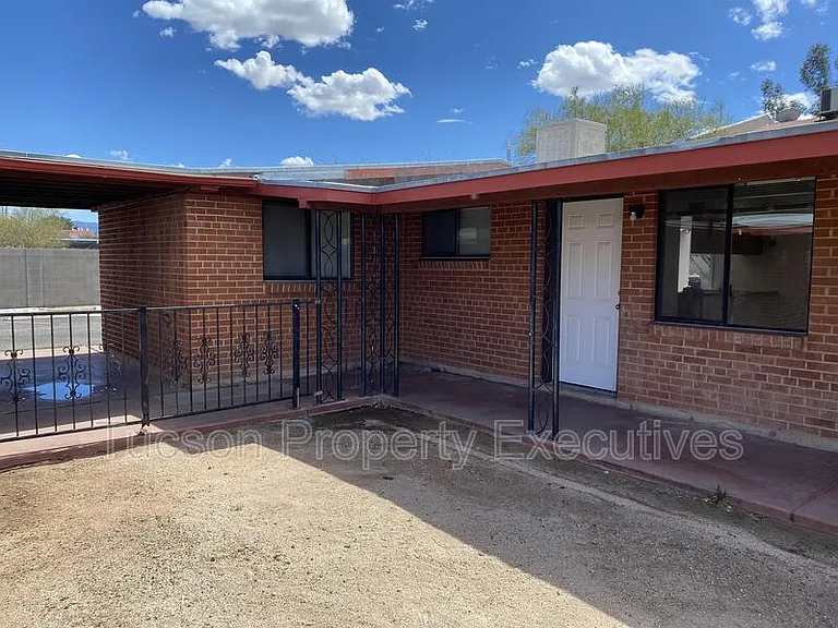 1646 N Beverly Ave — Photo 25