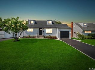 121 Lockwood Ave, Farmingdale, NY 11735