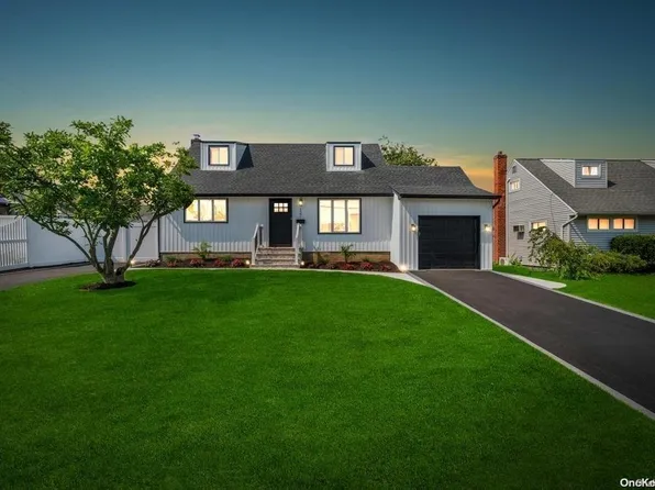 121 Lockwood Avenue, Farmingdale, NY 11735