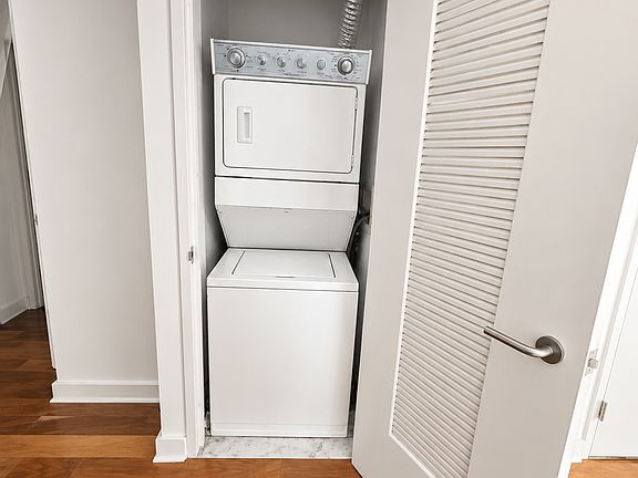 4th image of 2 Northside Piers APT 10J