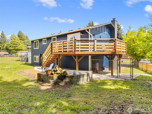 Gorgeous split level with fully fence back yard!>