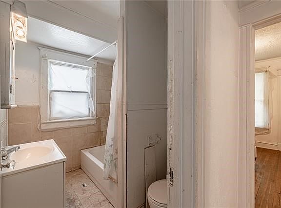 5th image of 4142 Agnes Ave