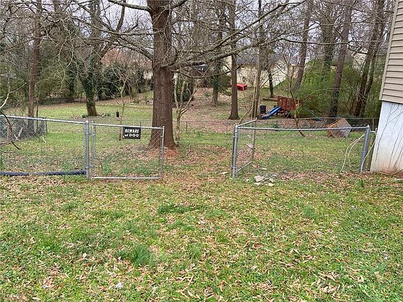 5th image of 3319 Montgomery Dr