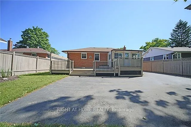 580 Taplow Cres — Photo 17