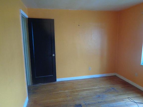 4th image of 2457 Woodway Ave