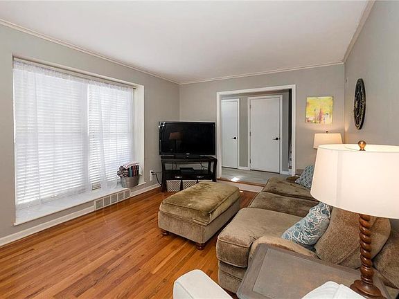 4th image of 5612 W 98th Pl