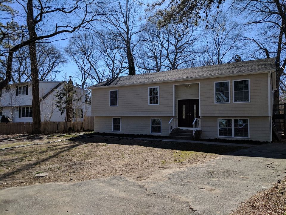 1st image of 20 Pine Cone St