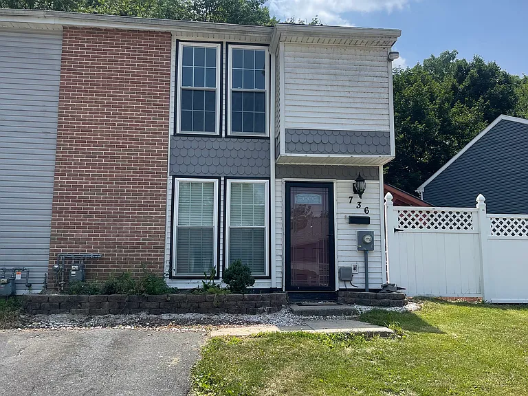 736 Summit Chase Dr — Photo 1
