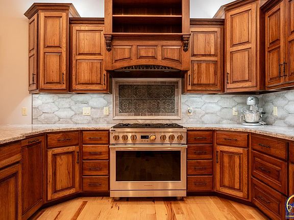 3rd image of 7630 SE Berryton Rd