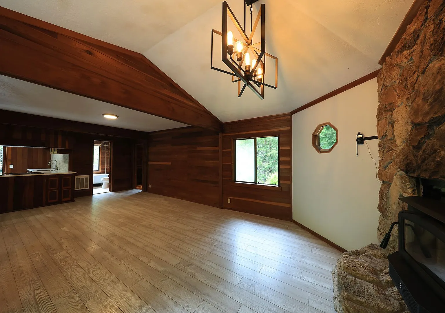 Unique Cabin in the Forest — Photo 3