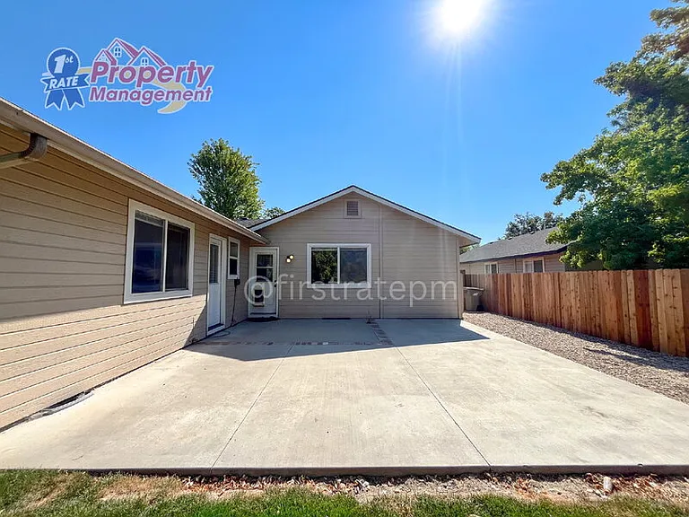 3079 N Columbine Ave — Photo 13