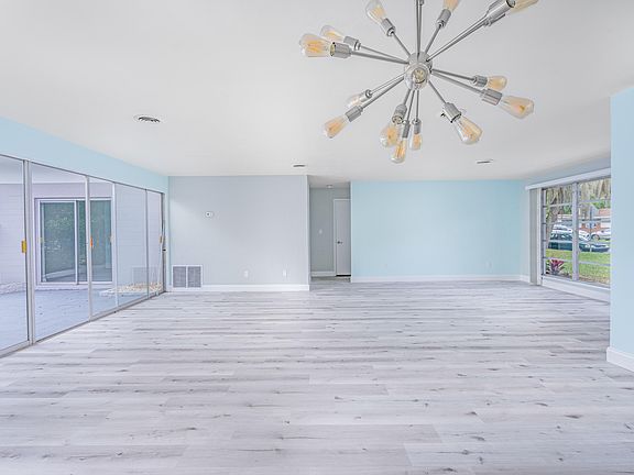 5th image of 1299 Vanderbilt Dr