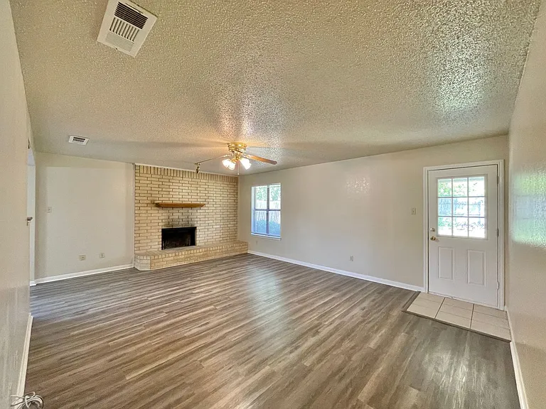 109 S Brook Dr — Photo 2