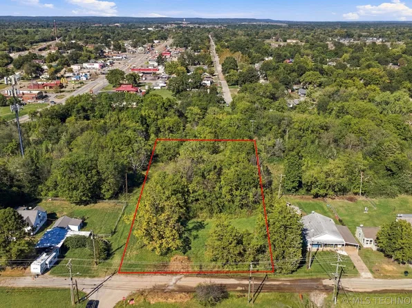 1029 E 12th St, Okmulgee, OK 74447