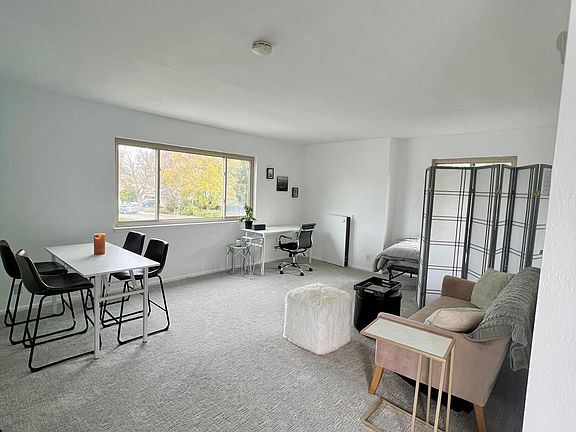 Living room/New Paint/New Carpet