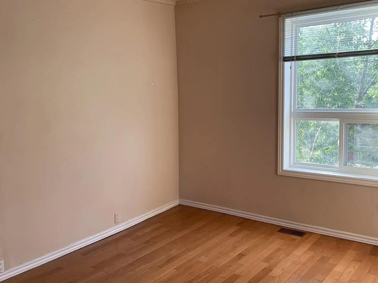 3 bed, $1,250 — Photo 2