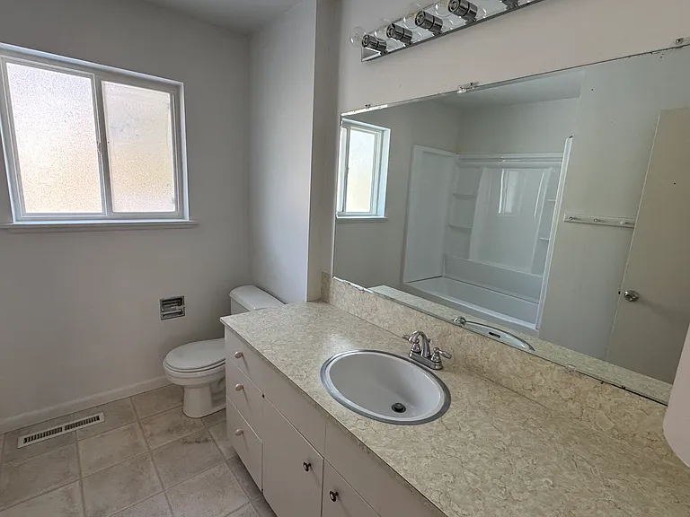 950 Taney Ln — Photo 16