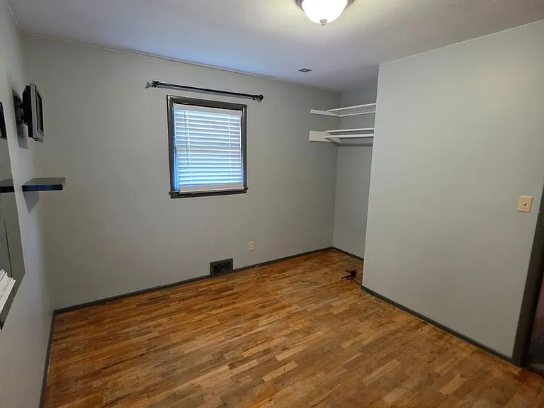 124 E Van Buren St — Photo 7