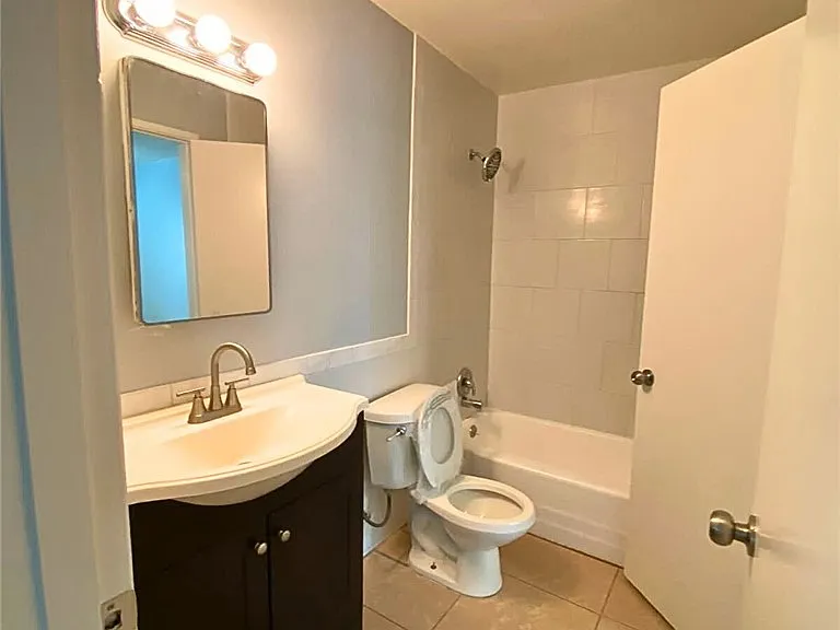 811 Orchid Ct #J — Photo 5
