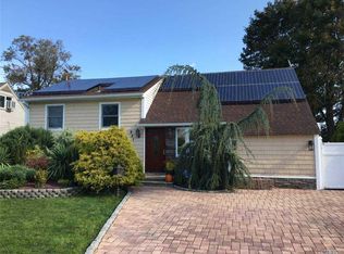 921 N Niagara Ave, Lindenhurst, NY 11757