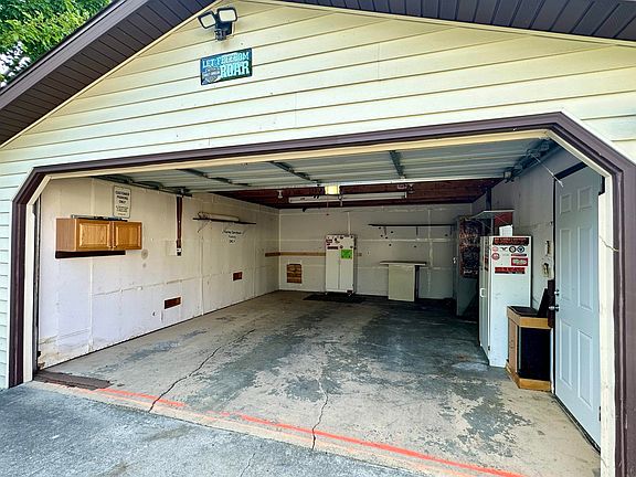 5th image of 240 Rose Ave