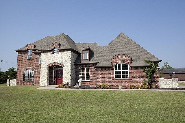 Beautiful Custom Home on 2 acres!