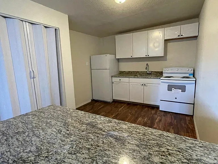 2105 Magoffin Ave — Photo 2