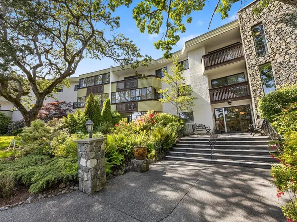 3962 Cedar Hill Rd #210, Saanich, BC V8N 3B8