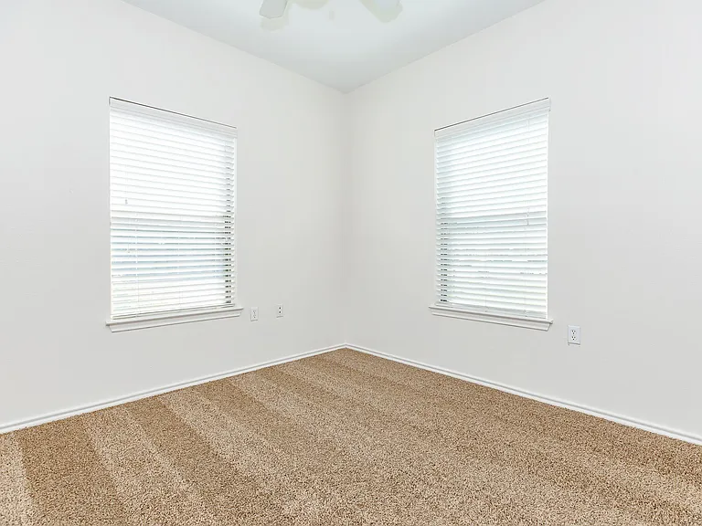 San Pedro Apartments — Photo 51